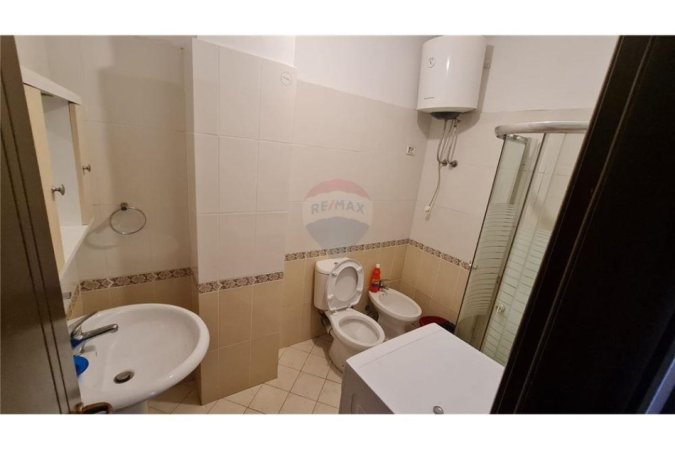 Shitet apartament 1+1 prane shkolles Mihal Grameno!