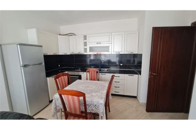 Shitet apartament 1+1 prane shkolles Mihal Grameno!