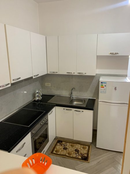 Jepet apartament me qera 2+1 300/mije lek muaj (Institut)