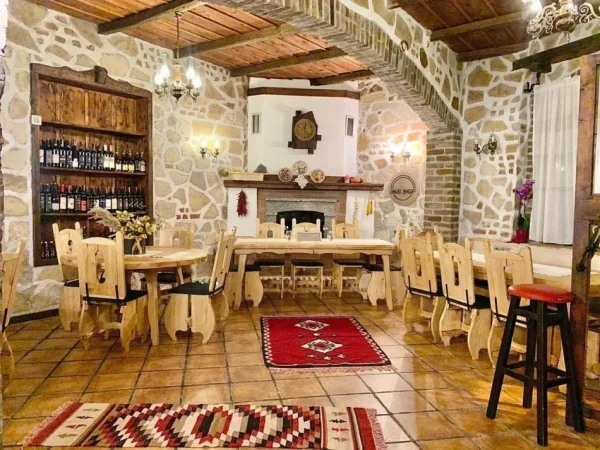 Jepet Me Qera Restorant Prane Brrylit [ID PL011]