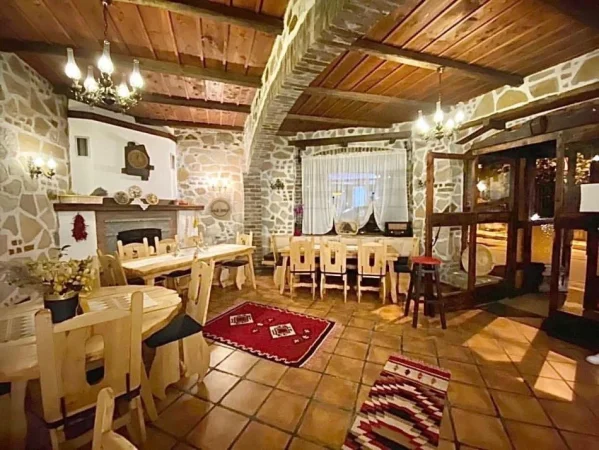 Jepet Me Qera Restorant Prane Brrylit [ID PL011]