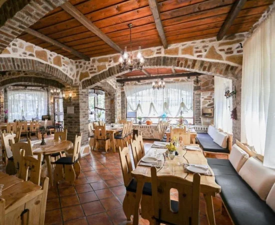 Jepet Me Qera Restorant Prane Brrylit [ID PL011]