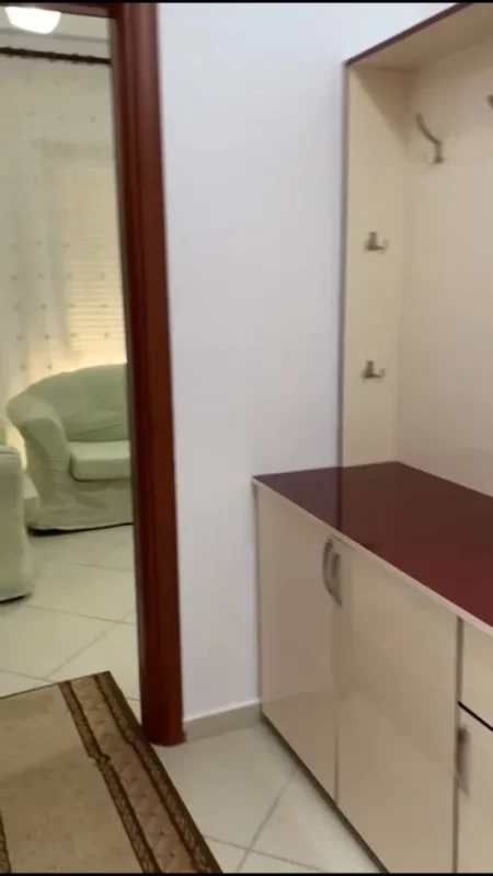 Jepet me qera Apartamenti 2+1, Kodra e diellit , Rruga Bill Klinton , 450 mije leke