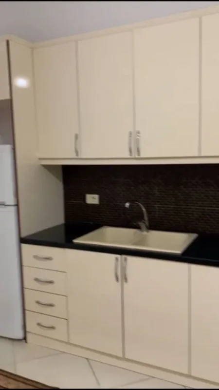 Jepet me qera Apartamenti 2+1, Kodra e diellit , Rruga Bill Klinton , 450 mije leke