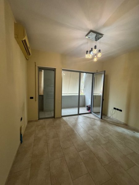 Jepet me qera apartament 2+1+2,Pazari i ri , prane bankes Bkt  450 euro