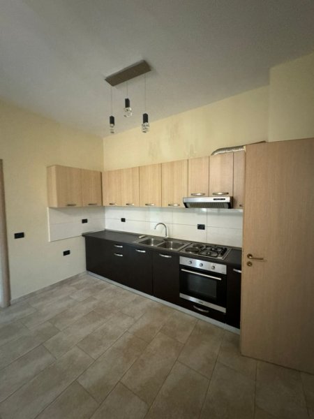 Jepet me qera apartament 2+1+2,Pazari i ri , prane bankes Bkt  450 euro