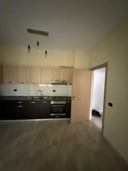 Jepet me qera apartament 2+1+2,Pazari i ri , prane bankes Bkt  450 euro