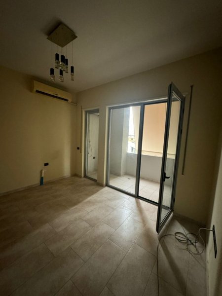 Jepet me qera apartament 2+1+2,Pazari i ri , prane bankes Bkt  450 euro