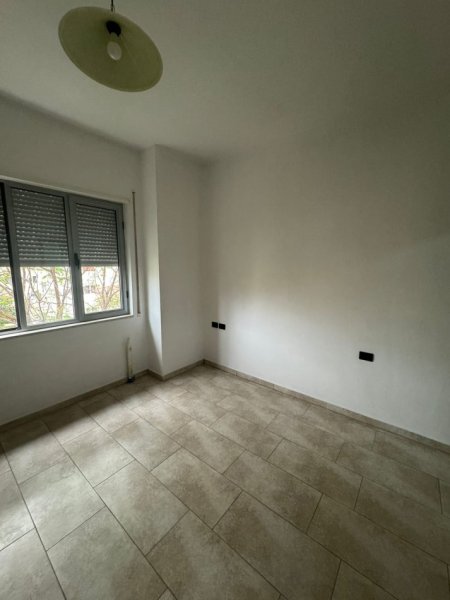 Jepet me qera apartament 2+1+2,Pazari i ri , prane bankes Bkt  450 euro