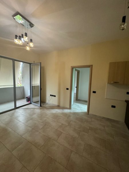 Jepet me qera apartament 2+1+2,Pazari i ri , prane bankes Bkt  450 euro