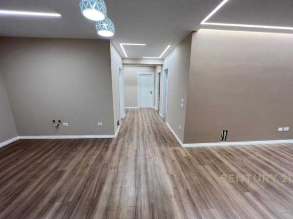 Shitet Apartament 3+1 tek Kopshti Botanik !