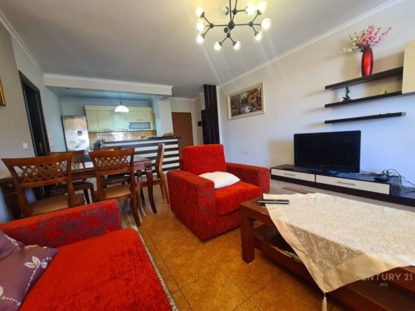 Apartment me qira 2+1+2 te rruga e Kavajes 700 €