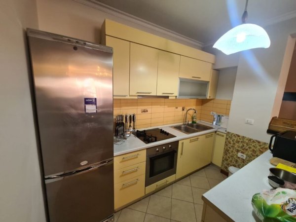 Apartment me qira 2+1+2 te rruga e Kavajes 700 €