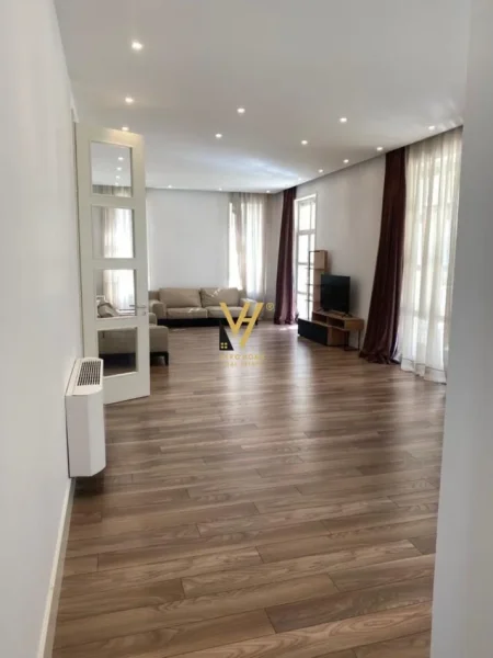 JEPET VILE DY KATESHE ME QERA TE KOMPLEKSI ROLLING HILLS 5.000 EURO