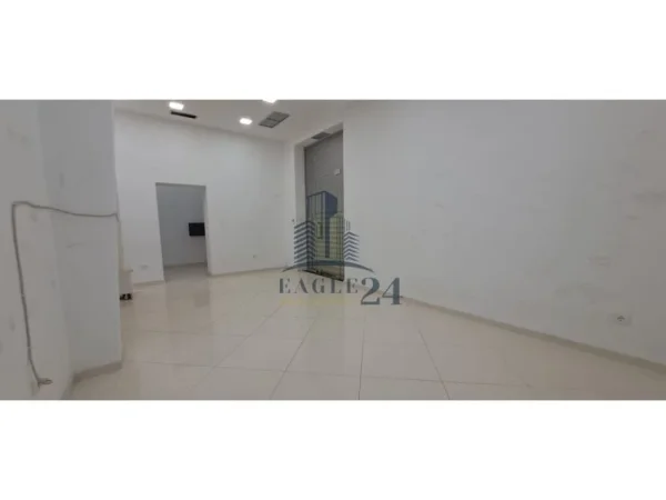 JEPET ME QERA AMBJENT KOMERCIAL BUZE RRUGE NE QENDER !