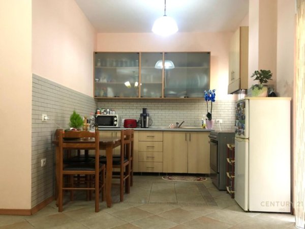 Shesim apartament 1+1 tek Komuna e Parisit !