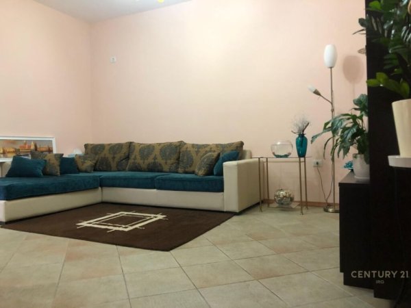 Shesim apartament 1+1 tek Komuna e Parisit !