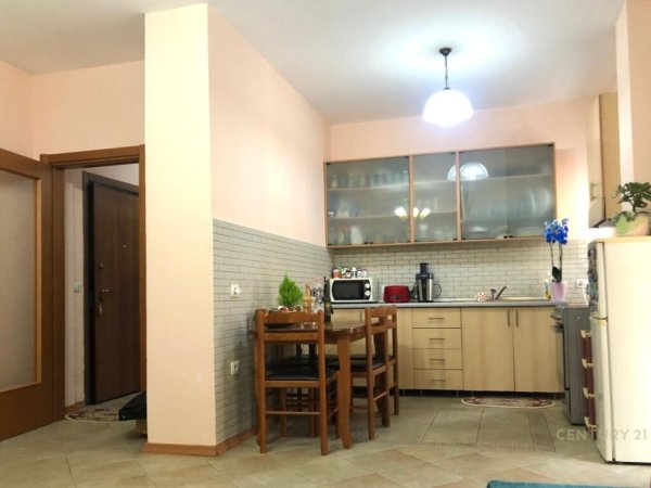 Shesim apartament 1+1 tek Komuna e Parisit !