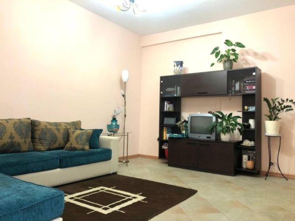 Shesim apartament 1+1 tek Komuna e Parisit !