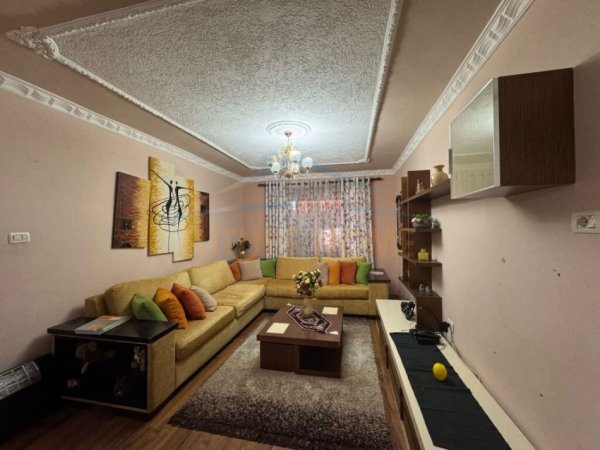 Shitet, Apartament 2+1+2 ,Gjimnazi Petro Nini Luarasi