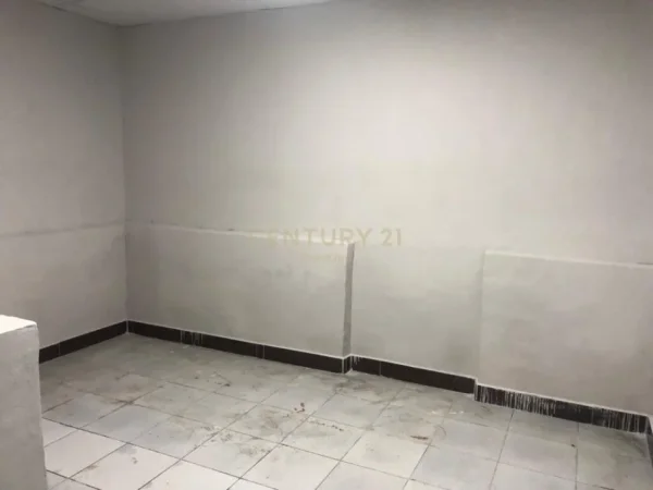 AMBJENT KOMERCIAL ME QIRA PRANE PALLATIT ME SHIGJETA