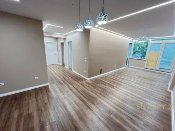 ! Shitet Apartament 3+1 tek Kopshti Botanik !  200,000 EUROOO!!!!!