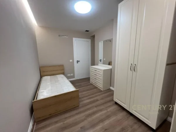 ! Shitet Apartament 3+1 tek Kopshti Botanik !  200,000 EUROOO!!!!!