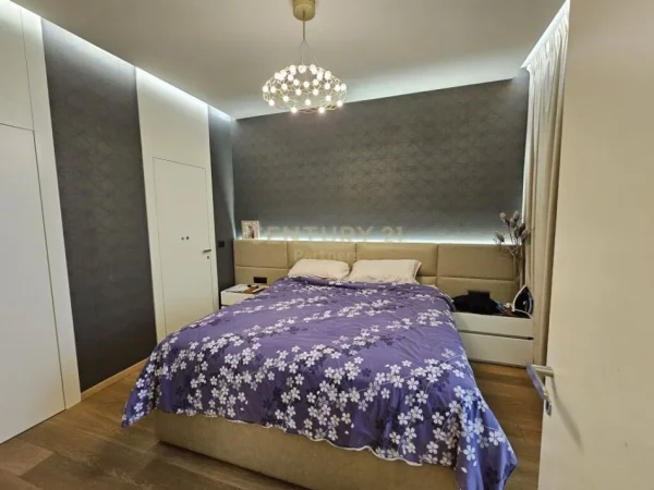 Shesim Apartament 3+1+2 + Garazh te Komuna e Parisit !