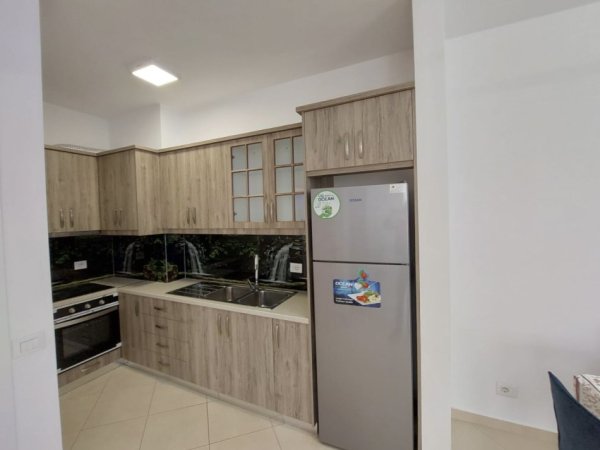 Jepet me qera apartament 3+1+2 tek Shkolla e Bashkuar