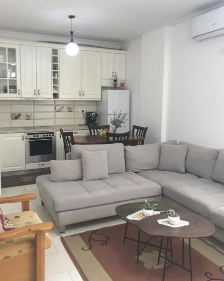 Jepet me qera apartament 1+1 tek liqeni artificial