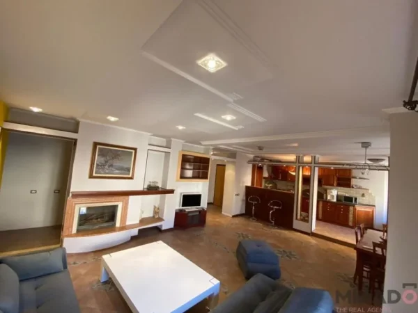 Jepet me Qira Apartament 3+1+2 tek Komuna e Parisit!