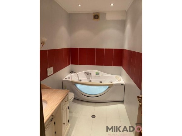 Jepet me Qira Apartament 3+1+2 tek Komuna e Parisit!