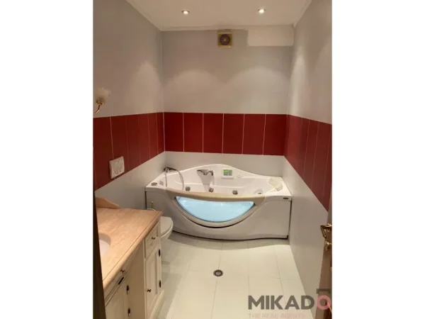 Jepet me Qira Apartament 3+1+2 tek Komuna e Parisit!