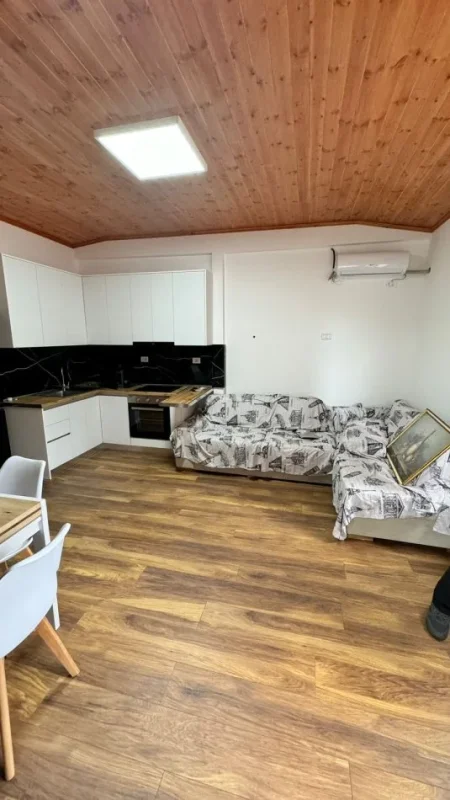 🏠Jepet me qera apartament 1+1 te Rruga Kavajes, Perball Poliklinikes nr 9