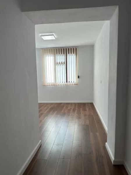 Ambjent biznesi/zyre me qira ne qender Durres 220 euro/muaj