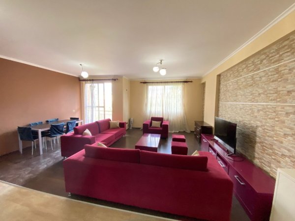 Shitet apartament 3+1+2 pranë Komunës së Parisit dhe Kopshtit Botanik!