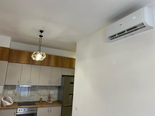 Jepet me qera apartamenti 1+1 350 euro, Ali Dem kompleksi Mangalem 21.