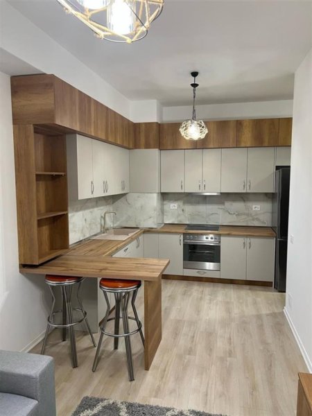 Jepet me qera apartamenti 1+1 350 euro, Ali Dem kompleksi Mangalem 21.