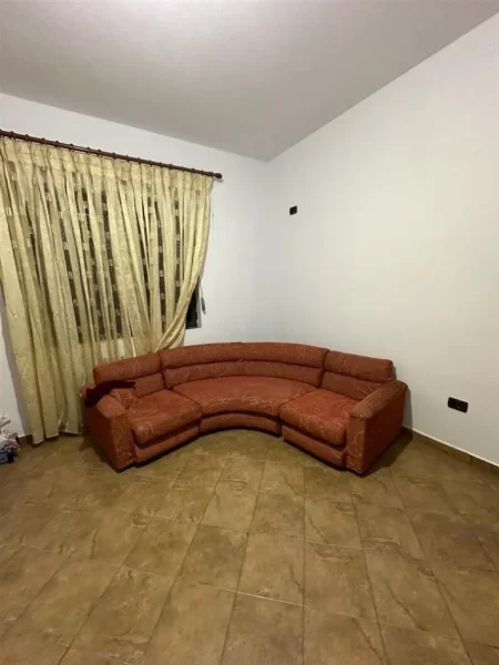 Jepet me qera shtepi 2+1 400 mije leke , rruga Ilio Dilo Shepeli, Selite.