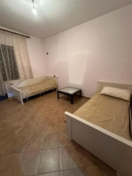 Jepet me qera shtepi 2+1 400 mije leke , rruga Ilio Dilo Shepeli, Selite.