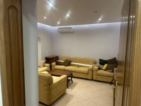 Jepet me qera Apartamenti 2+1 400 mije leke, Shkoze prane Rrethrrotullimit.