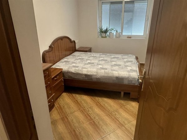 Jepet me qera Apartamenti 2+1 400 mije leke, Shkoze prane Rrethrrotullimit.