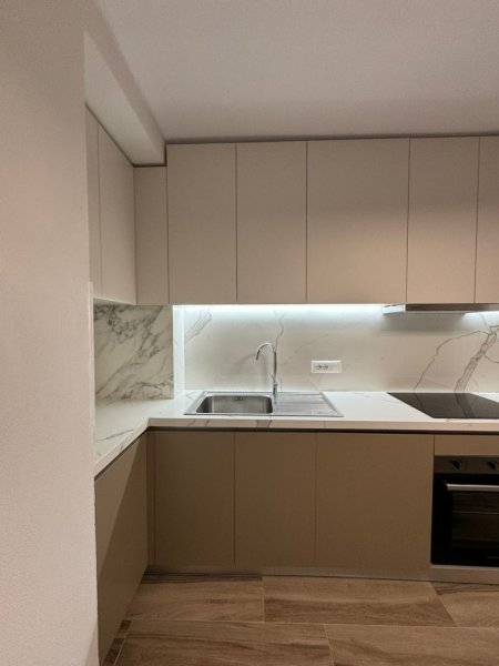 Jepet me Qera Apartamenti 1+1 650 euro, rruga e Kavajes te spitali Gjerman.