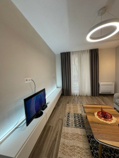 Jepet me Qera Apartamenti 1+1 650 euro, rruga e Kavajes te spitali Gjerman.