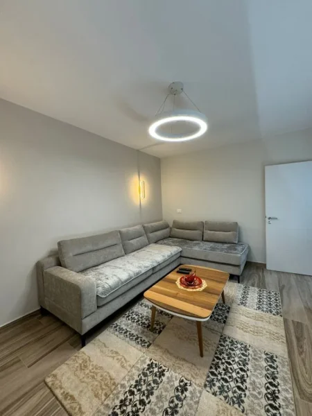 Jepet me Qera Apartamenti 1+1 650 euro, rruga e Kavajes te spitali Gjerman.