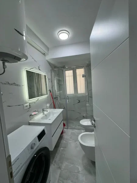 Jepet me Qera Apartamenti 1+1 650 euro, rruga e Kavajes te spitali Gjerman.