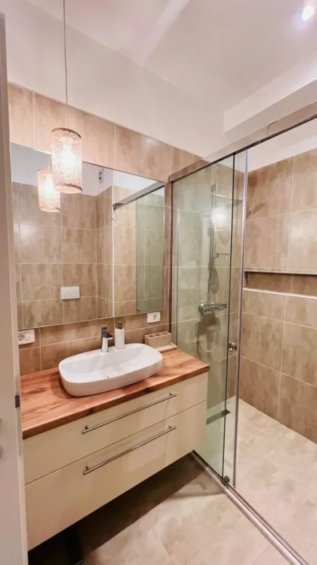 Jepet apartament 1+1 me qera te Mangalem