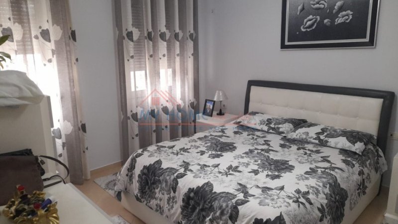 Apartament 2+1 ne shitje te Komuna Parisit