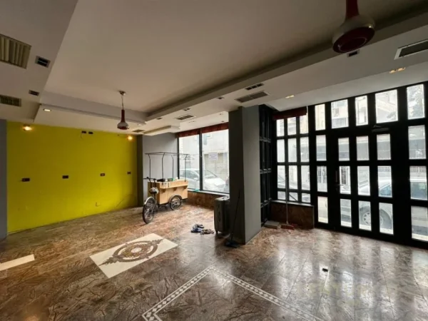 Prane Shkolles Petro Nini Japim Ambient Me Qira!