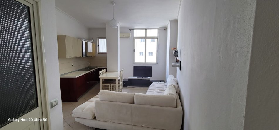 Jepet me qera apartamenti 2+1 420 euro , Rruga Siri Kodra , prane Gega oil.